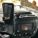 Mobiltelefon tartó a műszerfalon.