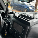 Mobiltelefon tartó a műszerfalon.