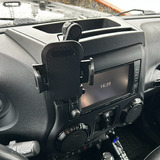 Mobiltelefon tartó a műszerfalon.