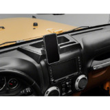 Mobiltelefon tartó a műszerfalon.