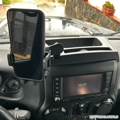 Mobiltelefon tartó a műszerfalon.