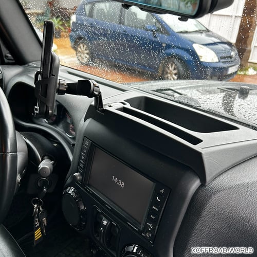 Mobiltelefon tartó a műszerfalon.