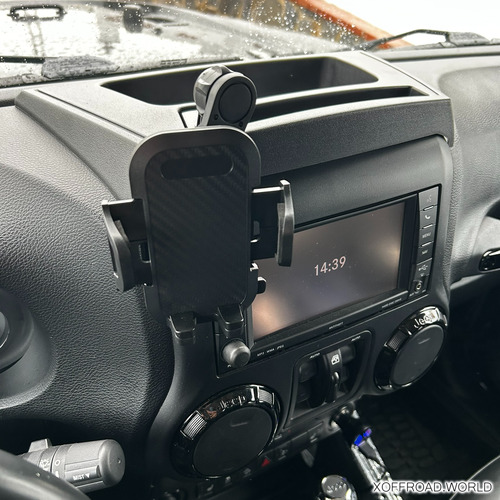 Mobiltelefon tartó a műszerfalon.