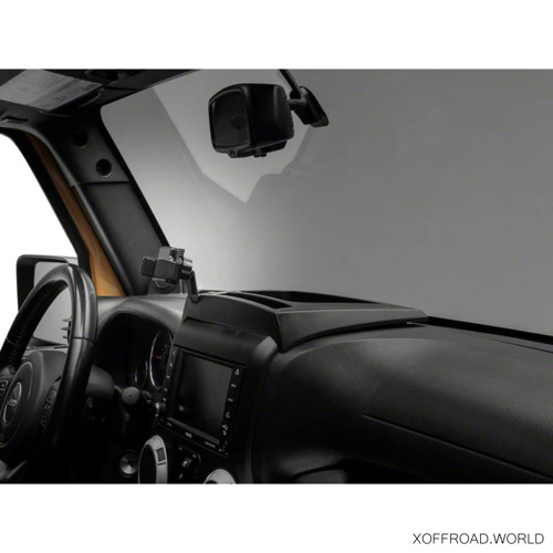 Mobiltelefon tartó a műszerfalon.