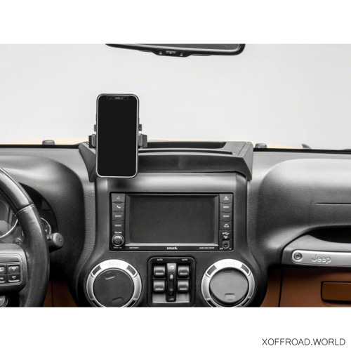 Mobiltelefon tartó a műszerfalon.